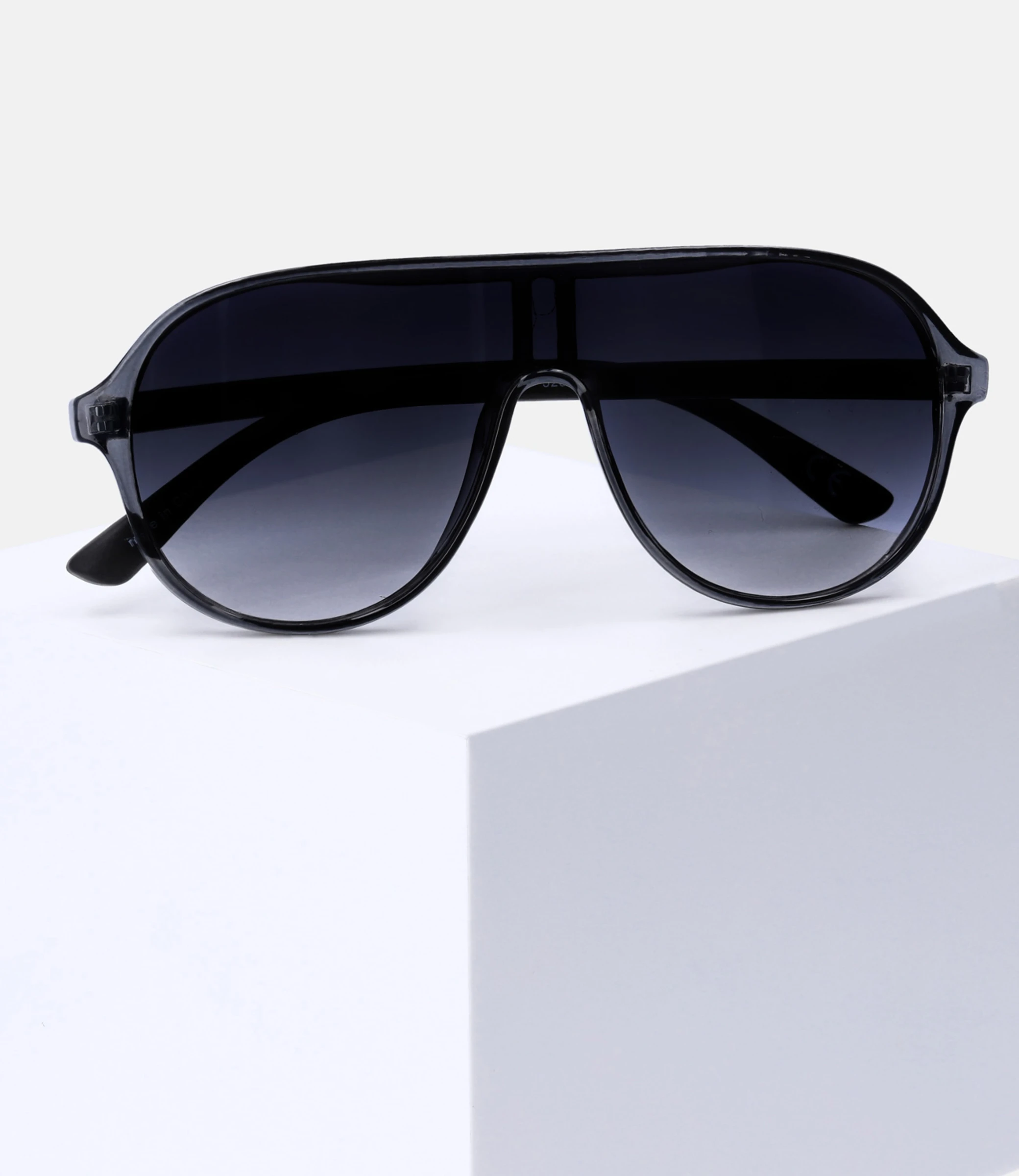 Accessories Sportliche Sonnenbrille Aus Recyceltem Kunststoff 6 Accessories Sportliche Sonnenbrille Aus Recyceltem Kunststoff – Bild 4