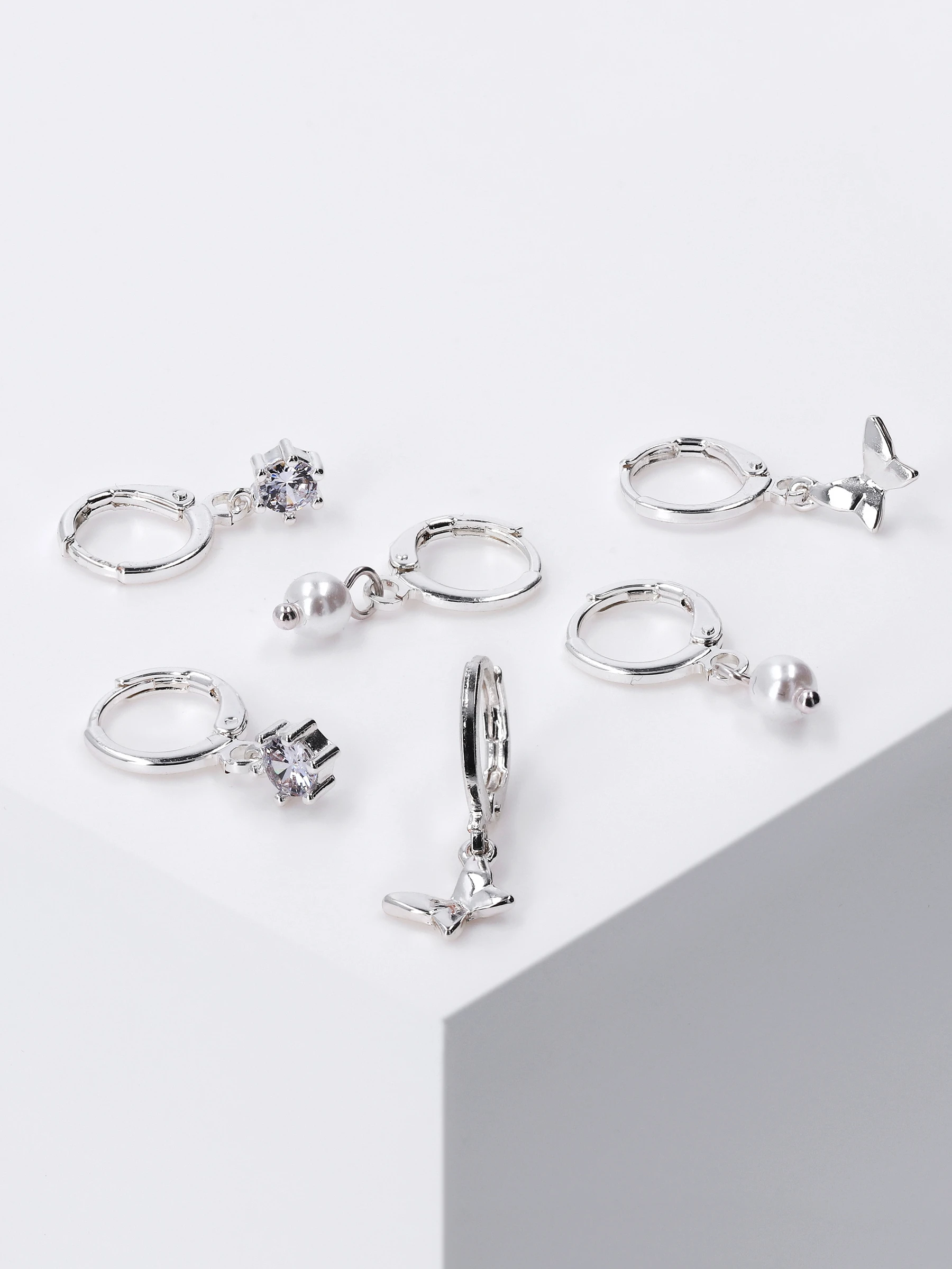 Accessories Huggie-Creolen-Set Mit Schmetterling, Zirkonia-Stein Und Zierperle 4 Accessories Huggie-Creolen-Set Mit Schmetterling, Zirkonia-Stein Und Zierperle – Bild 2