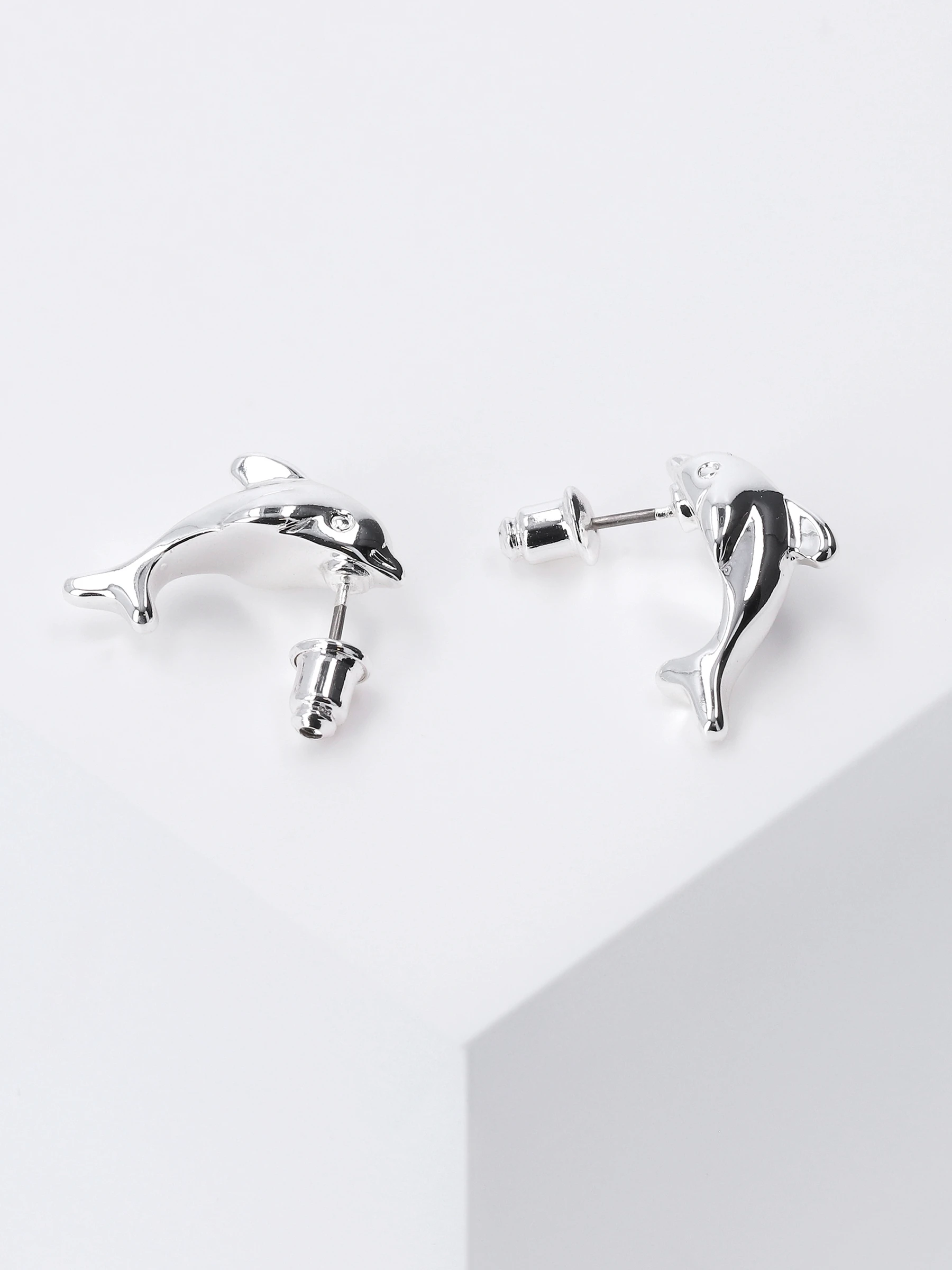 Accessories Verspielter Ohrstecker Mit Delfin-Motiv 4 Accessories Verspielter Ohrstecker Mit Delfin-Motiv – Bild 2