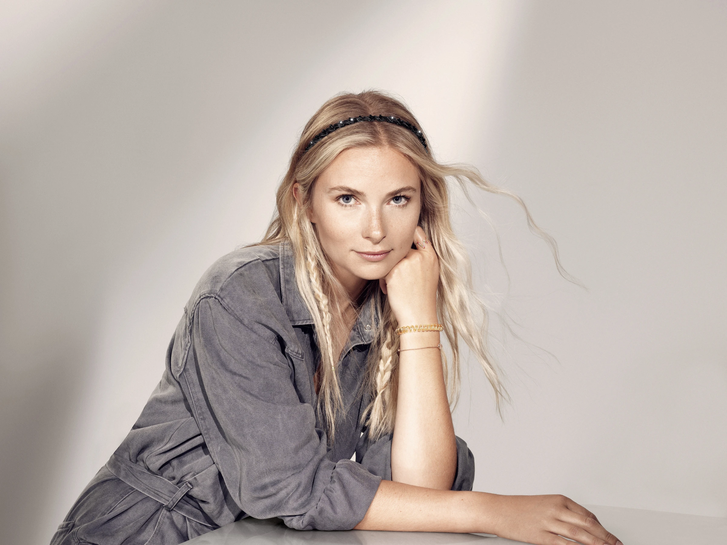 Invisibobble® HAIRHALO Haarreifen Black Sparkle 5 Invisibobble® HAIRHALO Haarreifen Black Sparkle – Bild 3